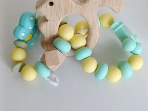 Бебешка гризалка от бебешки силикон и буково дърво