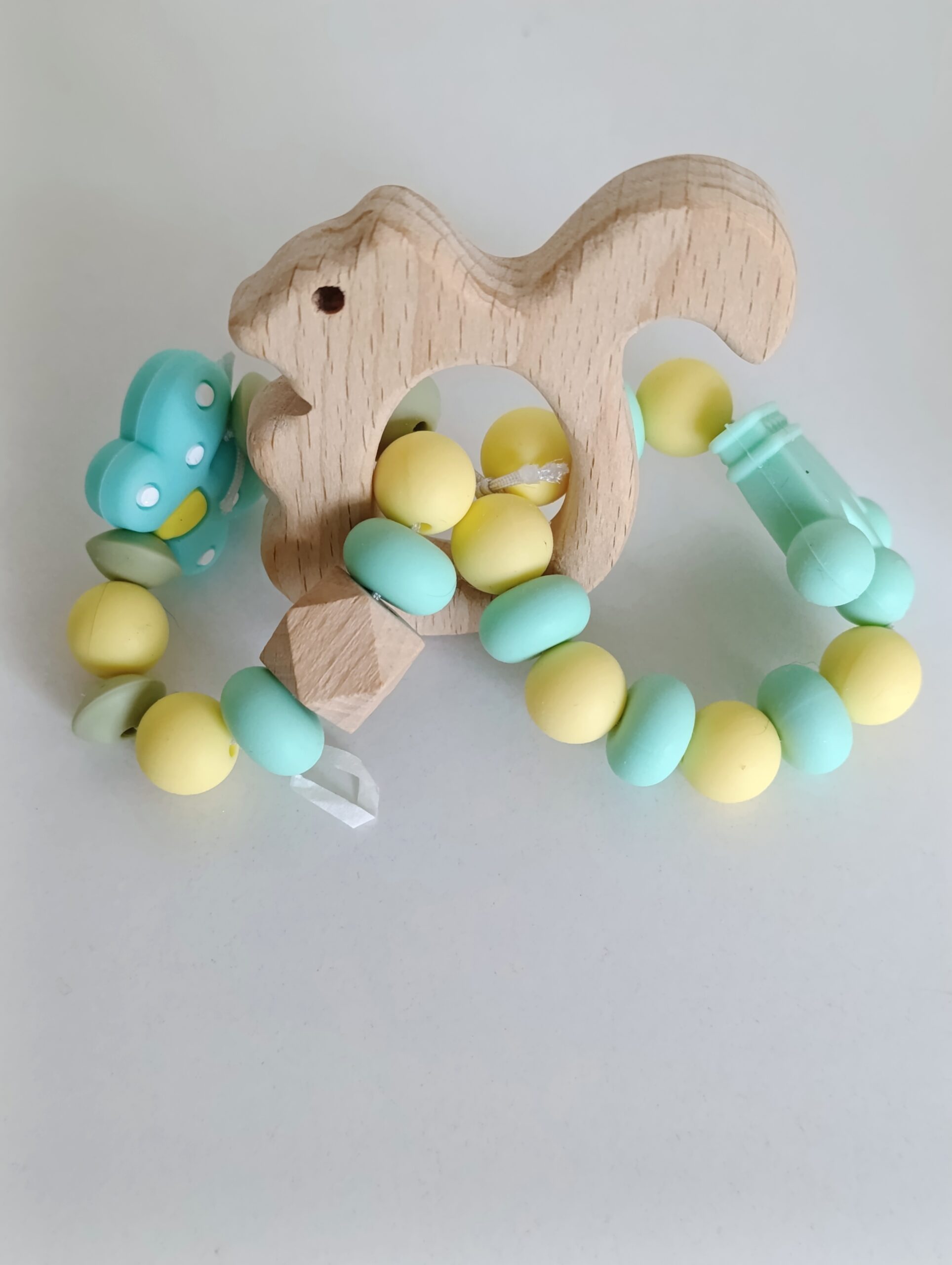 Бебешка гризалка от бебешки силикон и буково дърво