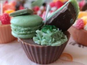 Ароматна соева свещ "Дубайски шоколад 1" с аромат на шоколад и шамфъстък