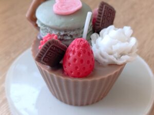 Ароматна соева свещ "Дубайски шоколад с малини" с аромат на шоколад, шамфъстък и малини