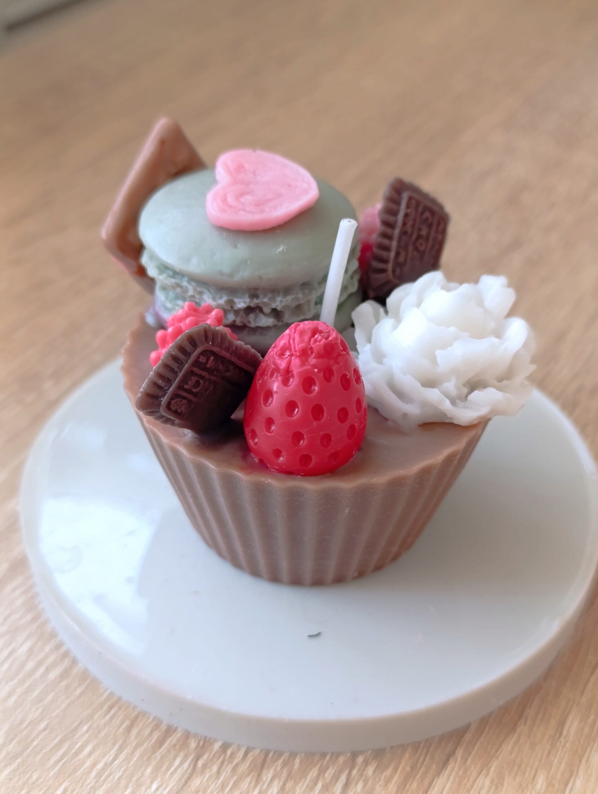 Ароматна соева свещ "Дубайски шоколад с малини" с аромат на шоколад, шамфъстък и малини