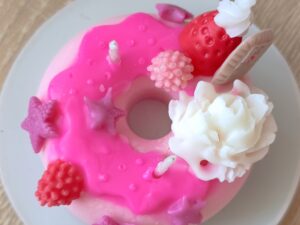 Ароматна соева свещ с два фитила и аромат на сладко изкушение "Донът с розова глазура"