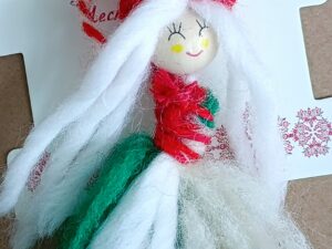 Мома с бяла коса